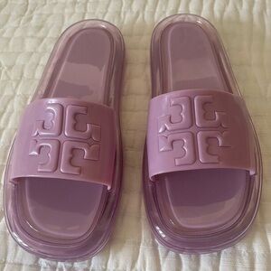 Gorgeous unused LOGO TORY BURCH LILAC bubble jelly slides. Priced 2 sell.